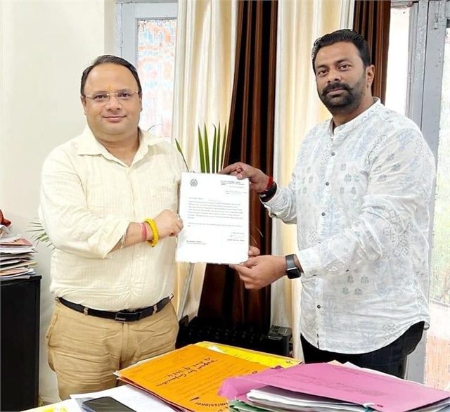 Receiving award of Appreciation from Director FCS & CA Rifat Kohli JKAS