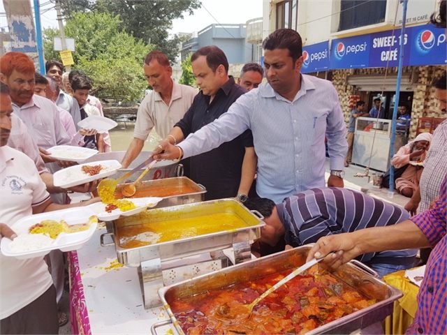 SSP Sandeep Mehta JKPS, SSP Sheema Nabi Qasba IPS Distributing the langar Organised by Samvedna Society