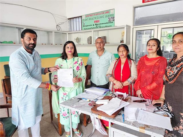 Submitting the forms for new enrolment/correction of Voter Cards to BLOs